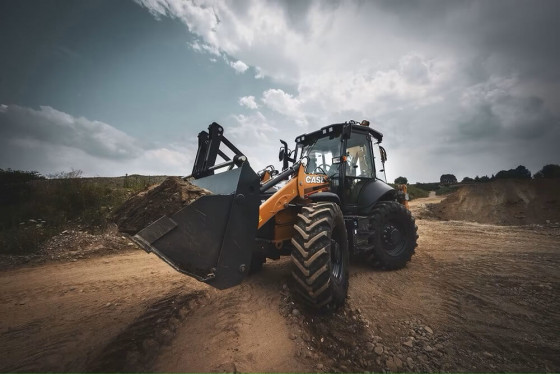 CASE 695SV backhoe loader – powerful performance and exceptional economy. 
