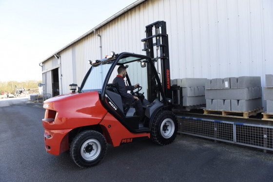 MSI series MANITOU semi-industrial truck with specific handling solutions.