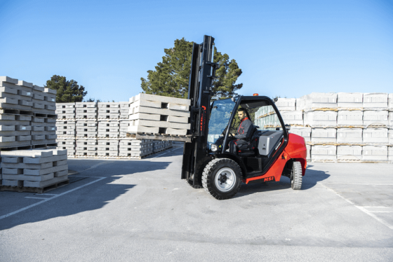 MSI series forklift trucks, their stability and versatility make them semi-industrial solutions.