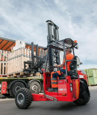 Depending on model, TMM series truck-mounted MANITOU forklift capacity – 2-2,7 t.
