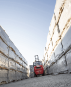 MSI series MANITOU forklift truck – move easily in mixed environments.