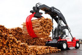 SVETRUCK TMF 28/21 log stacker, which despite its size is easy to operate.