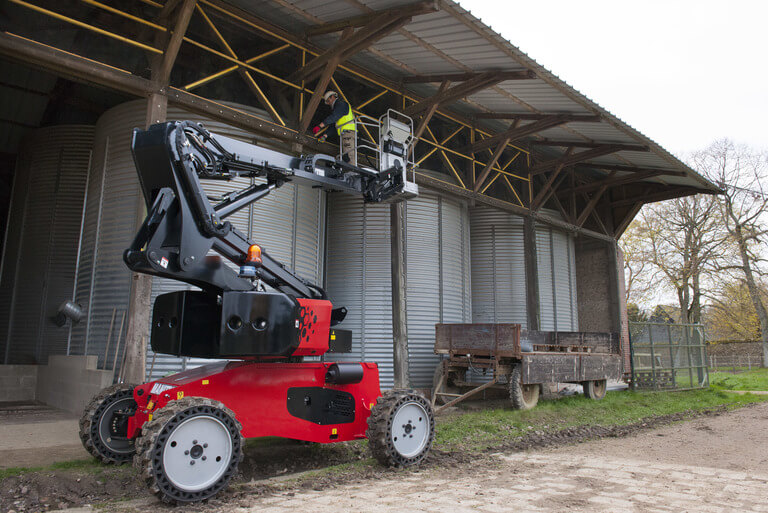 MANITOU alkūninė kėlimo platforma MAN'GO 12 užtikrintai manevruoja ir mažose erdvėse.