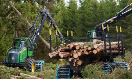 JOHN DEERE pranoksta kitus miško technikos gamintojus – kompanija turi savo variklių gamyklą. 