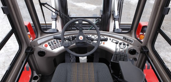 10-14 tonų šakiniai krautuvai SVETRUCK – kabina.