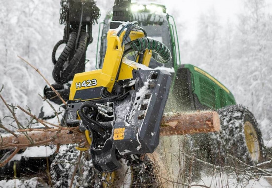 JOHN DEERE miško technika – H423 kirtimo galva sukurta retinimui ir smulkiai medienai. 