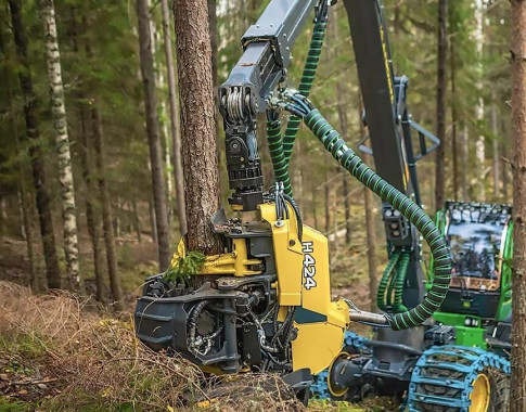 JOHN DEERE miško technika – H424 kirtimo galva vidutinio dydžio JOHN DEERE medkirtėms.