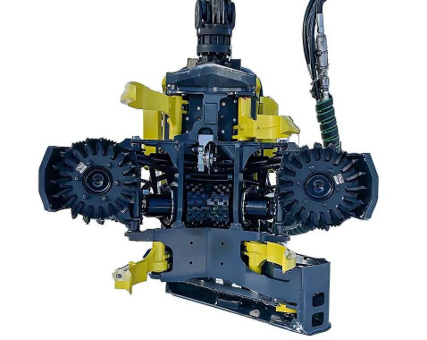 JOHN DEERE miško technika – H425 kirtimo galva darbui su masyviais kamienais didelėms medkirtėms. 