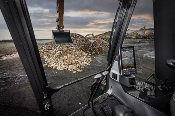 CASE E-series Crawler excavator – comfortable cabin.