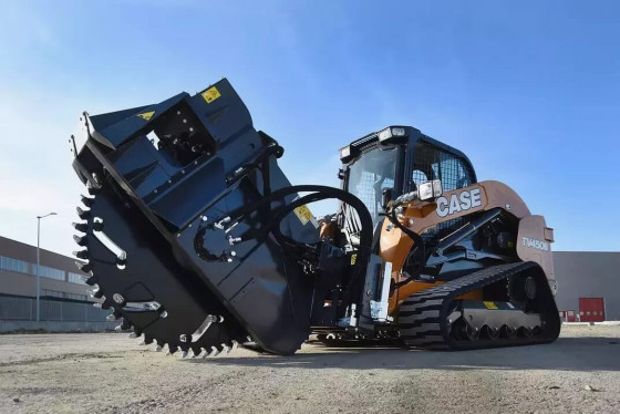 CASE B-Series Compact Track Loaders – TV450B.