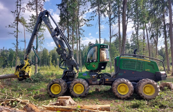 JOHN DEERE miško technika – aštuonratė medkirtė 1270G 