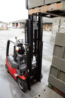 MI series MANITOU forklift truck. Structural strength and durability of the loader.