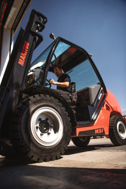 MANITOU MSI serijos šakinis krautuvas – patogu įlipti ir išlipti.