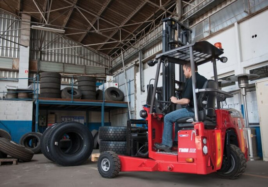 TMM series truck-mounted MANITOU forklift. Easy maintenance and service.