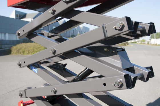 Compact scissor lifts