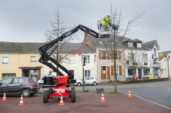 Articulated aerial platforms