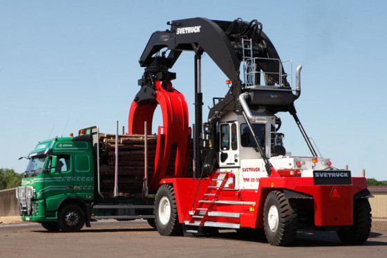 SVETRUCK TMF 32/22 log stacker, which despite its size is easy to operate.