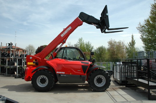 MANITOU MHT series telehandlers for larger, heavy loads.