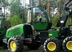 Judri ir galinga JOHN DEERE 1070G medkirtė gali pasiekti ir tankiausias miško vietas.