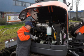 Patogu atlikti DEVELON mini ekskavatoriaus kasdienę techninę priežiūrą.