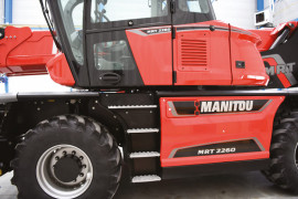 MRT series MANITOU rotary telehandler - comfortable and safe steps.