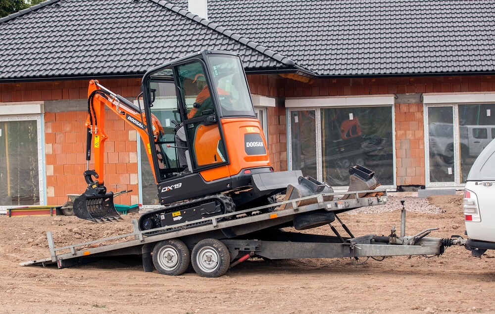 Kai kuriuos DOOSAN mini ekskavatorių modelius paprasta pervežti iki 3,5 t bendros talpos priekaba. 