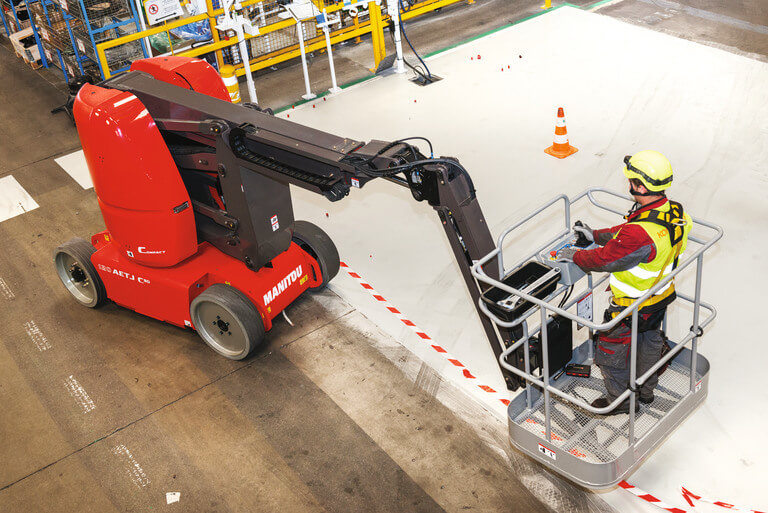 MANITOU alkūninės kėlimo platformos lengvai vairuojamos, idealiai tinka krovimo ir priežiūros darbams.