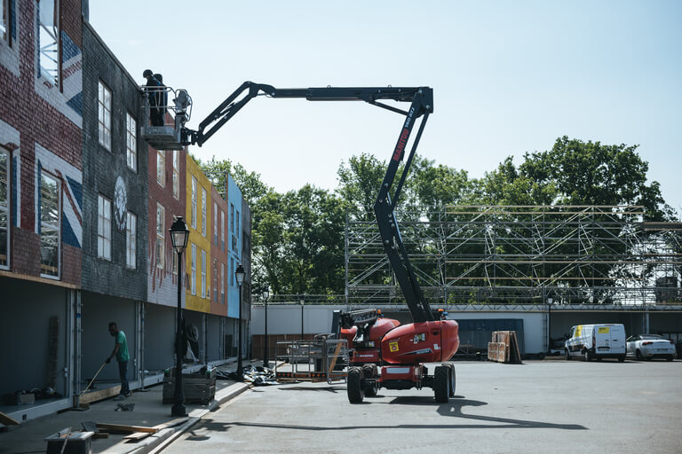 MANITOU ATJ serijos kėlimo platformos su alkūnine konstrukcija ir teleskopiniu mechanizmu. 