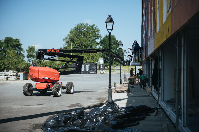 MANITOU ATJ aerial work platforms are designed with an all-terrain articulated structure that meets all your outdoor handling needs.